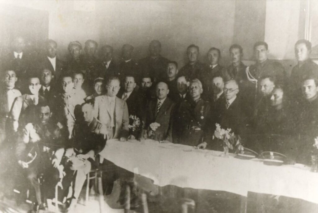 Iro Druks (pierwszy od lewej przy stole) w obecności Włodzimierza Ze’ewa Żabotyńskiego (działacza syjonistycznego), podczas jego obecności w Polsce w 1930 r.