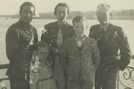 Rodzina Iro Druksa w Bagdadzie, z Izydorem Enochem – przyjacielem z Oświęcimia oraz Armii Andersa, który zapłacił za taksówkę do Palestyny